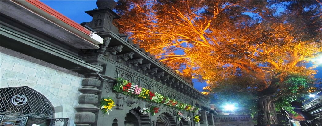 देवाचिये द्वारीं उभा क्षणभरी । तेणें मुक्ति चारी साधियेल्या ॥